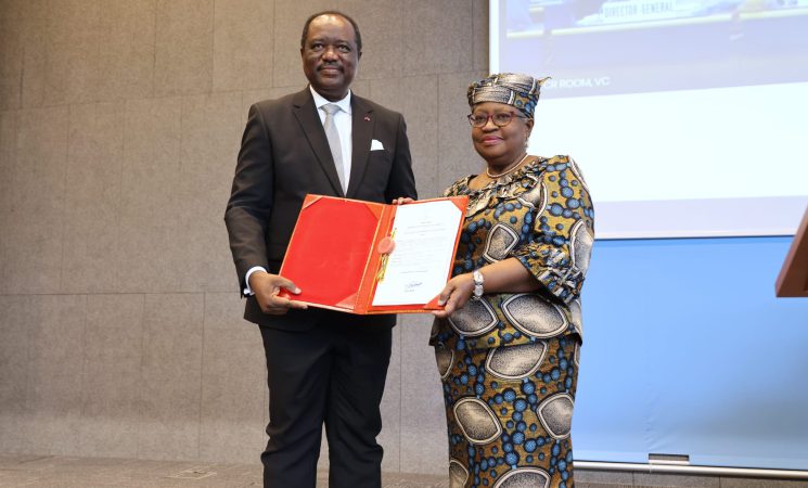 Remise solennelle par S.E. Salomon EHETH, Ambassadeur, Représentant Permanent du Cameroun auprès de l'Office des Nations Unies, de l’OMC et des autres Organisations Internationales à Genève, de l'Instrument de ratification du Cameroun de l'Accord sur les Subventions à la Pêche, lors de l'ouverture des travaux de la 5ème Session annuelle du Conseil Général de l'Organisation Mondiale du Commerce, le 16 décembre 2024.