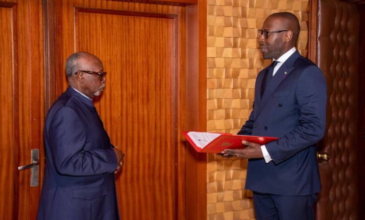 MONSIEUR BOUM BISSAI REPRESENTANT PAYS DE LA CEMAC AU CAMEROUN PRESENTE SES LETTRES D'INTRODUCTION