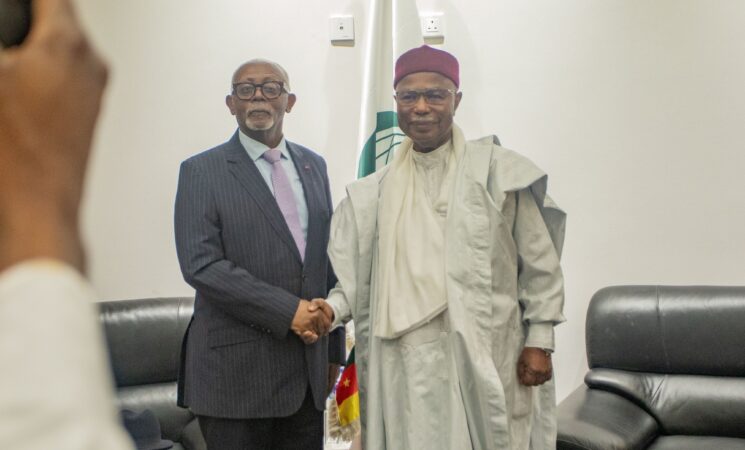 S.E. M. MBELLA MBELLA RENCONTRE LE SECRÉTAIRE GÉNÉRAL DE L'OCI À BANJUL