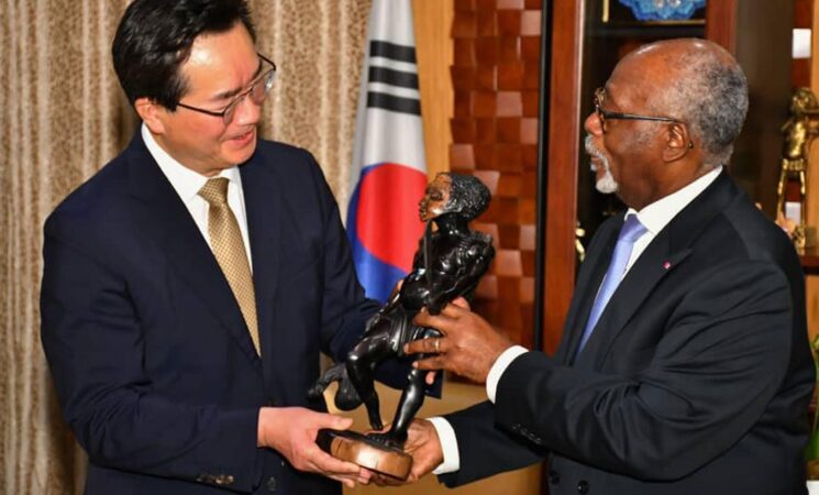 AUDIENCE ENTRE S.E. M. MBELLA MBELLA ET M. CHUNG HWANG-KEUN, MINISTRE DE L'AGRICULTURE, DE L'ALIMENTATION ET DES AFFAIRES RURALES DE LA RÉPUBLIQUE DE CORÉE