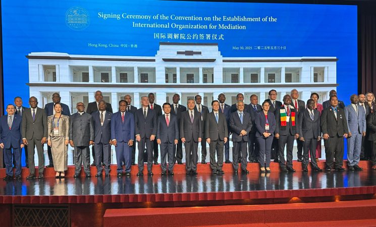 (Français) LE MINISTRE DES RELATIONS EXTERIEURES, S.E. MBELLA MBELLA A HONG KONG