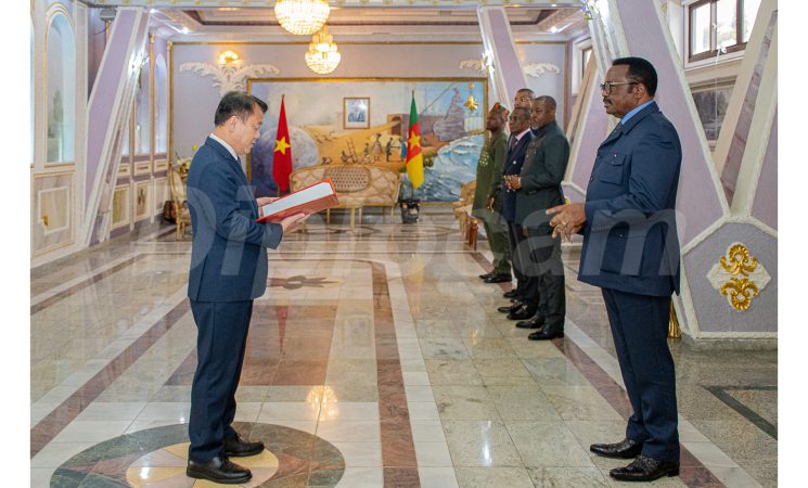 PRESENTATION DE LA COPIE FIGUREE DES LETTRES DE CREANCE DE S.E. BUI QUOC HUNG, AMBASSADEUR DESIGNE DE LA REPUBLIQUE SOCIALISTE DU VIETNAM AU CAMEROUN  AVEC RESIDENCE A ABUJA